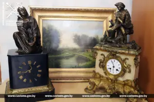 картина и каминные часы.