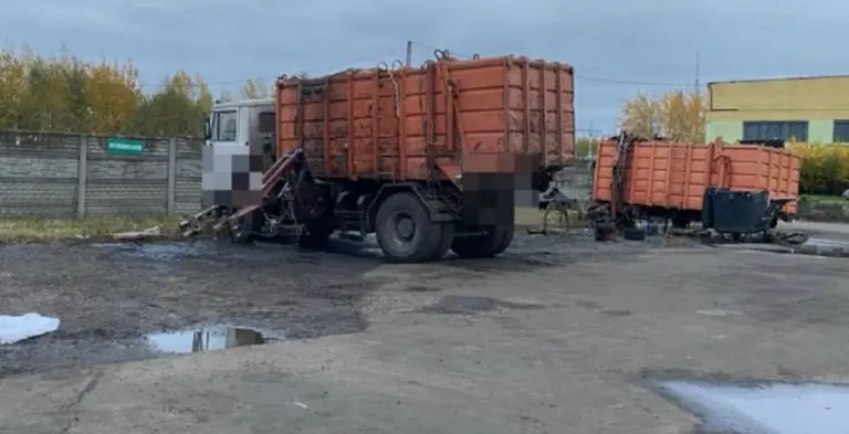 Мусоровоз насмерть зажал водителя Зажат мусоровозм