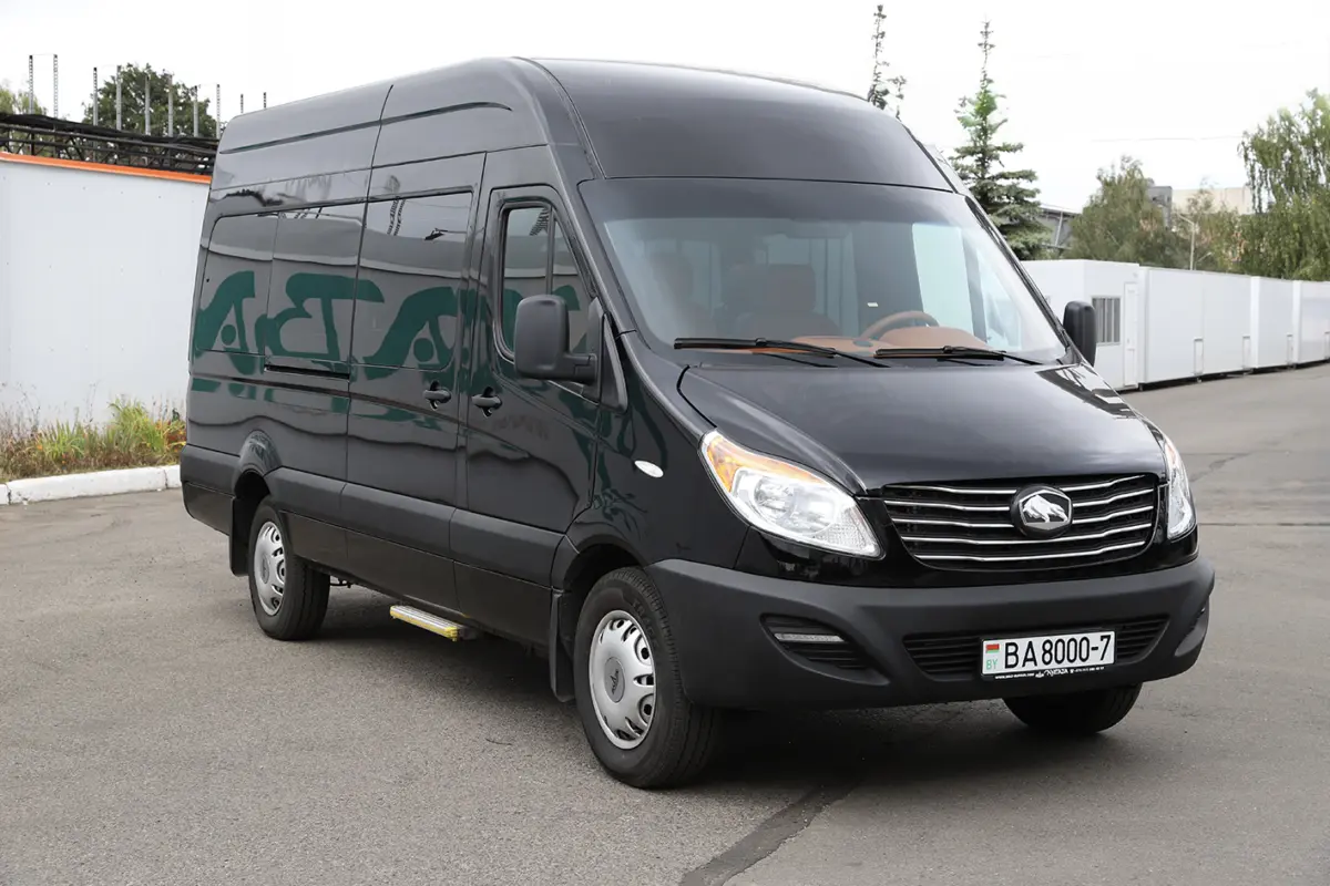 черный микроавтобус МАЗ 281 на парковке