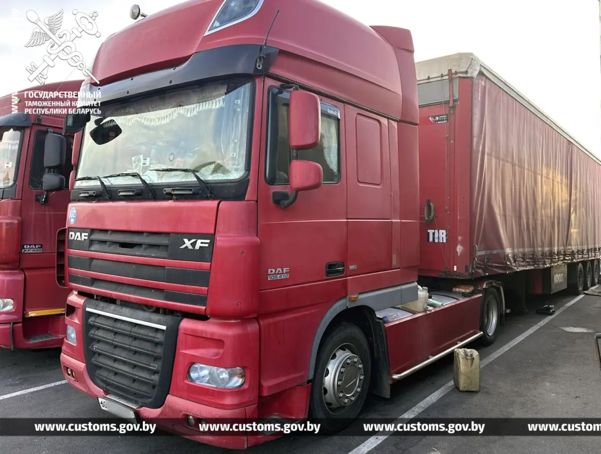 Дальнобой и криминал в одном рейсе красный грузовик DAF с прицепом на стоянке таможенного терминала, использовался перевозчиком, у которого выявили подделку VIN-номера, криминал.