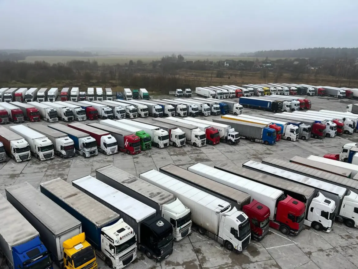 Фуры на стоянке