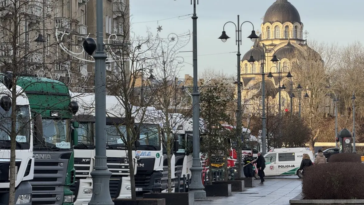 Из-за кризиса на границе с Беларусью фуры теперь в центре Вильнюса Протесты литва