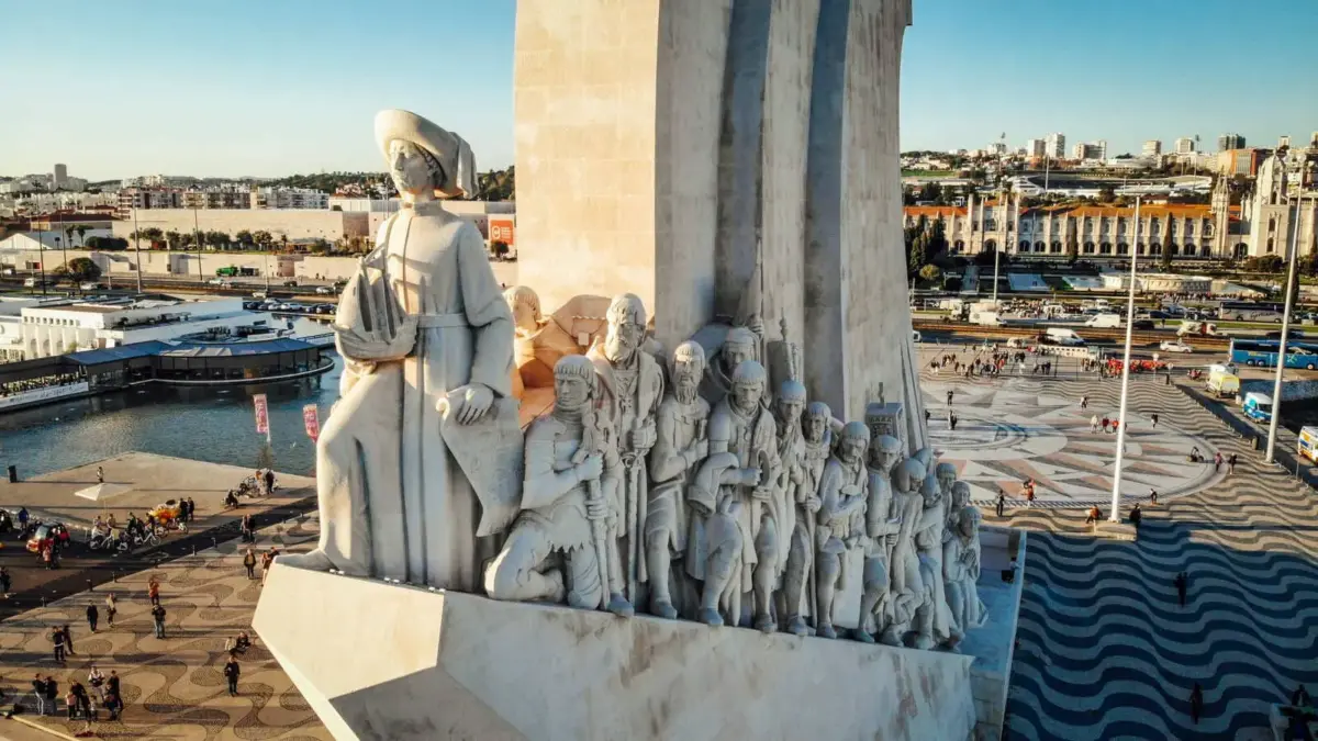 памятник первооткрывателям