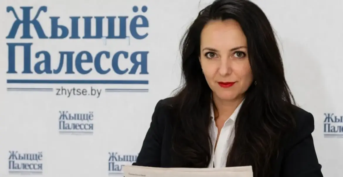 Мозырская пропагандистка Ольга Ардашева на фото на фоне логотипа газеты «Жыццё Палесся»