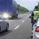 ли штрафовать за моргание дальним светом.