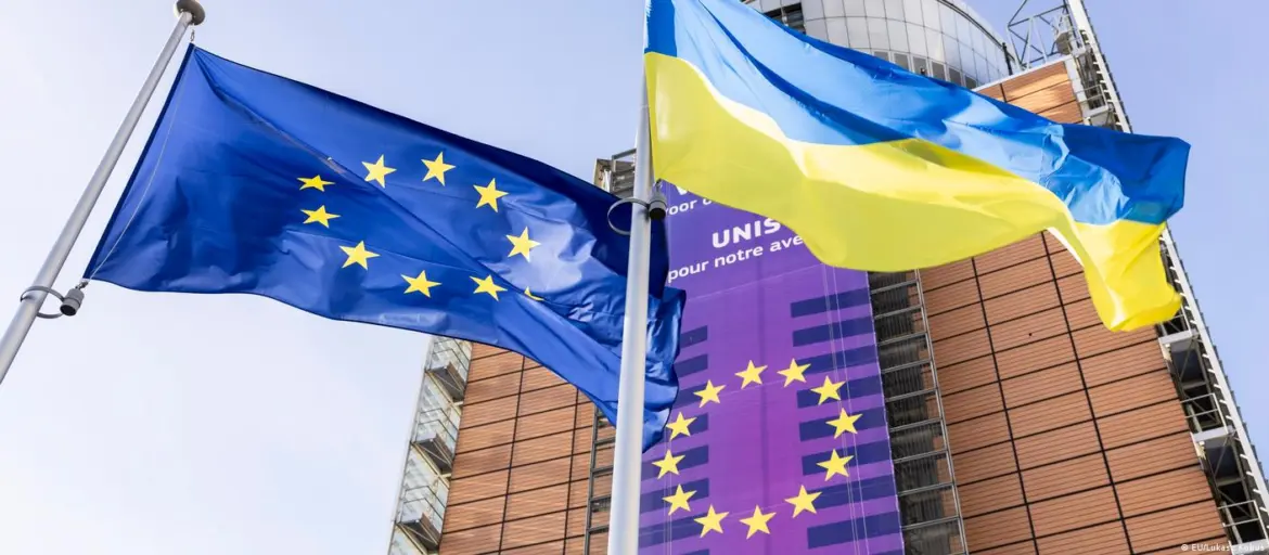 Флаги Украины и ЕС