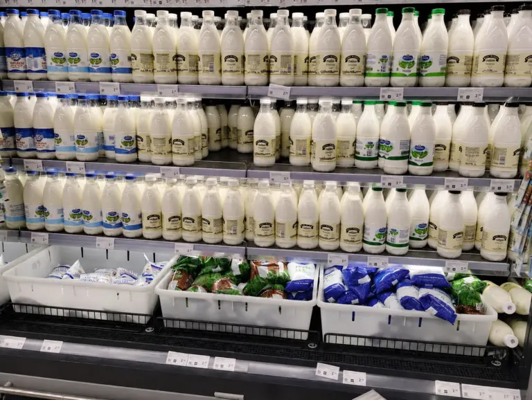 молоко в магазине
