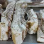 Любителям сала объяснили риск ежедневных больших порций